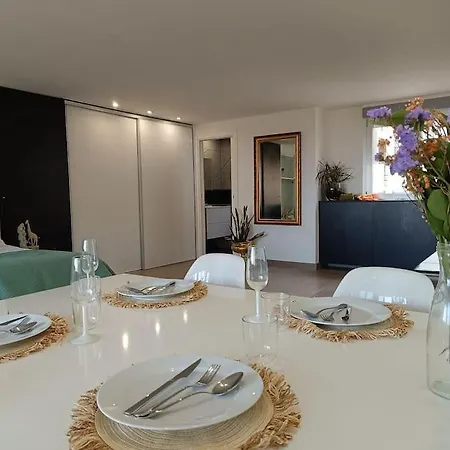 公寓 Spacious By The *