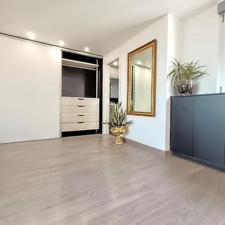 Spacious By The Daire *